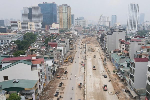 Xây nhà cấp 4 không phép bị đình chỉ; Hà Nội xử lý đất dưới chuẩn sau mở đường