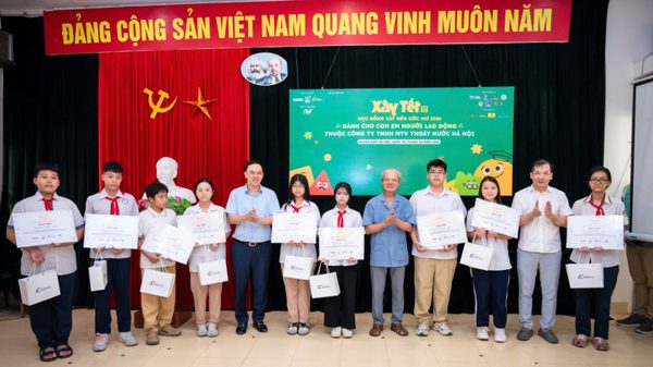 Xây Tết 2026: Trao tặng 50 suất học bổng cho con em công nhân thoát nước Hà Nội