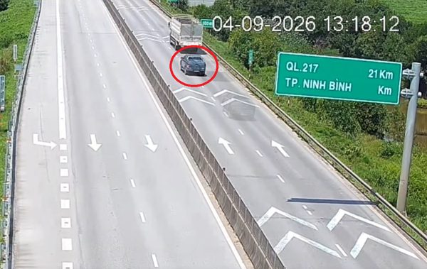 Xe bán tải chạy gần 80 km/h, bám đuôi xe tải 25m trên cao tốc
