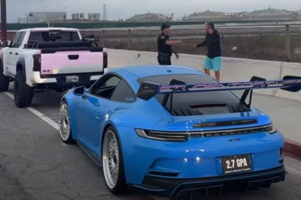 Xe bán tải gây tai nạn bỏ chạy, Porsche 911 GT3 truy đuổi đến cùng trên cao tốc