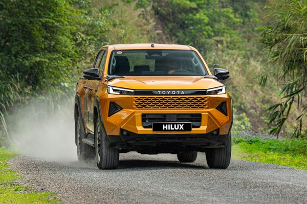 Xe bán tải tháng 6: Toyota Hilux bất ngờ vượt mặt Ford Ranger