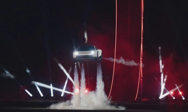 Xe bay Tesla - chiêu trò trình diễn hay công nghệ tương lai?