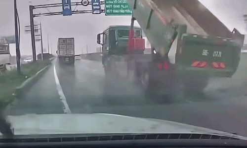 Xe ben kéo đổ giá long môn trên cao tốc