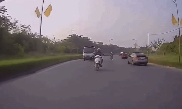 Xe ben tông người đi xe máy văng vào xe tải