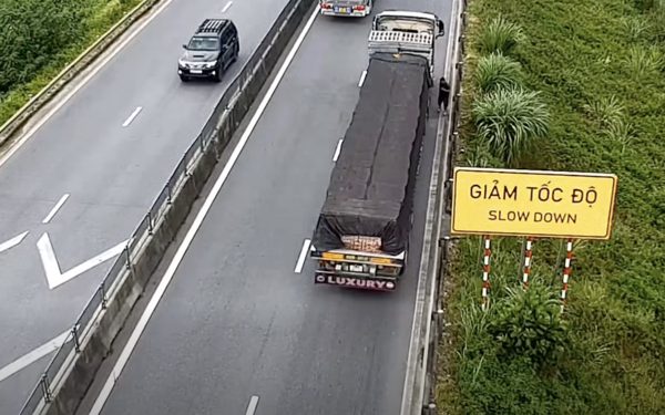 Xe bị sự cố phải dừng trên cao tốc không có làn khẩn cấp, tài xế bị phạt vì không đặt cảnh báo đúng quy định