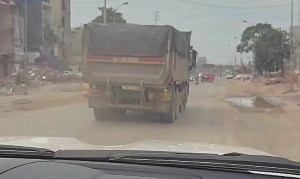 Xe biển trắng đầu tiên bị phạt vì chở hàng thu tiền