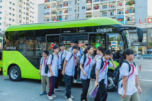 Xe bus điện miễn phí đưa đón học sinh đến trường ở Quảng Ninh