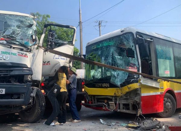 Xe buýt không giảm tốc độ khi tới đường giao, tông bị thương tài xế xe rác