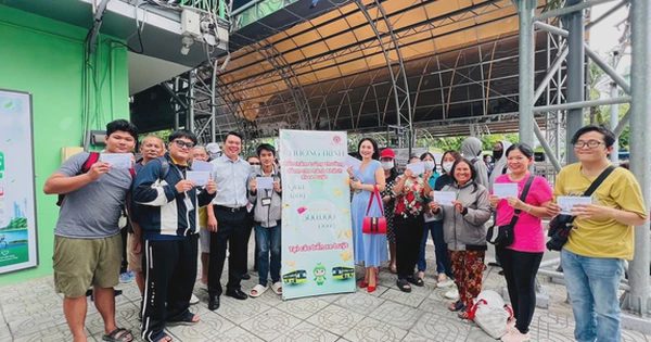 Xe buýt TP.HCM 'truy tìm' hành khách may mắn trúng xe đạp mà chưa tới nhận