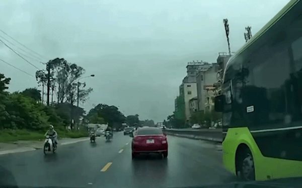 Xe buýt 'vượt ẩu' trên quốc lộ, tài xế bị mời lên nộp phạt