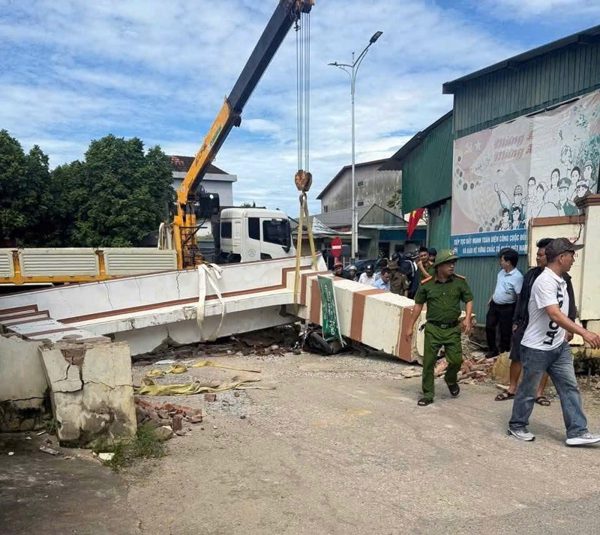 Xe cẩu va cổng làng, bé trai lớp 3 bị đứt lìa cánh tay
