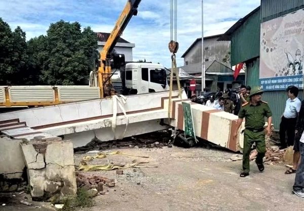 Xe cẩu va sập cổng làng làm bé trai bị đứt lìa cánh tay