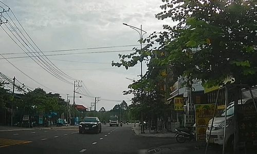 Xe chở rác bất ngờ húc ngã xe máy rồi phóng đi