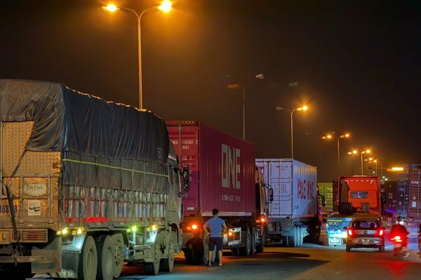 Xe chở trụ bê tông lật ngang cầu Phú Lương, quốc lộ 5 tê liệt