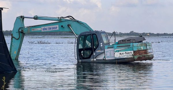 Xe cơ giới thi công đường nghìn tỉ ở Huế bị 'bỏ quên' trên cánh đồng nước