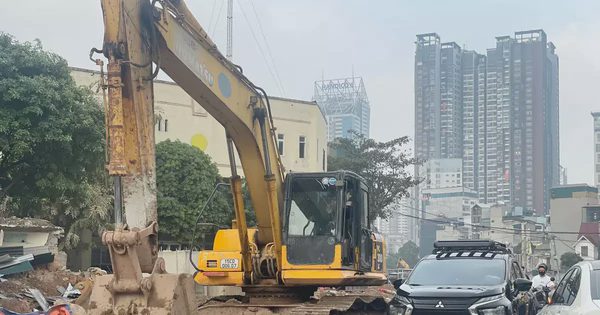 Xe cộ luồn lách giữa công trường Vành đai 2,5 Hà Nội