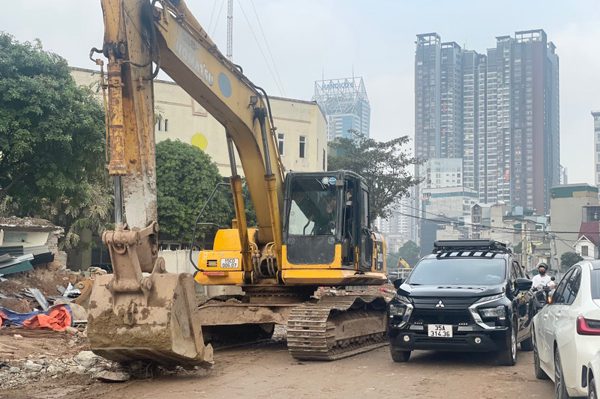 Xe cộ luồn lách giữa công trường Vành đai 2,5 Hà Nội