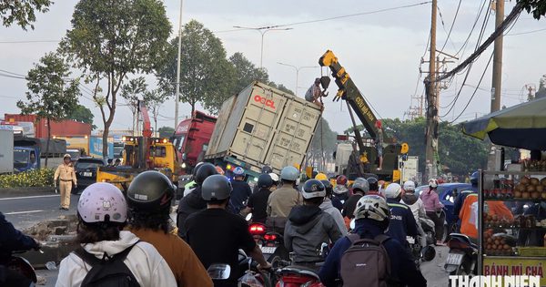 Xe container tông dải phân cách ở Hóc Môn, cửa ngõ tây bắc ùn ứ