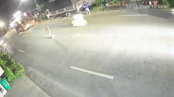 Xe cứu thương lao nhanh tông trúng người đi bộ