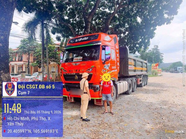 Xe đầu kéo bị tước giấy kiểm định, tài xế vẫn 'vô tư' chạy ngoài đường