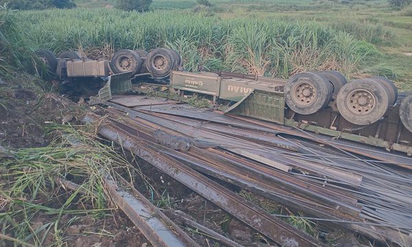 Xe đầu kéo chở sắt thép lật, hai người chết