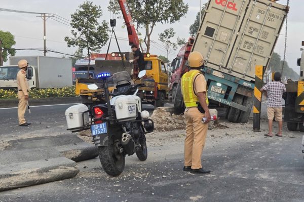 Xe đầu kéo container "cày nát" dải phân cách ở TPHCM