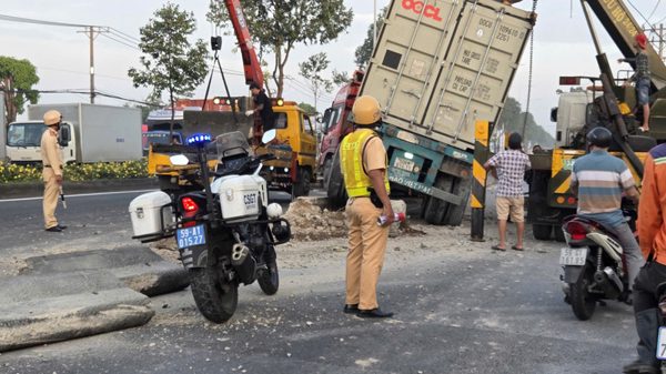 Xe đầu kéo container tông hàng loạt dải phân cách ở cửa ngõ TPHCM