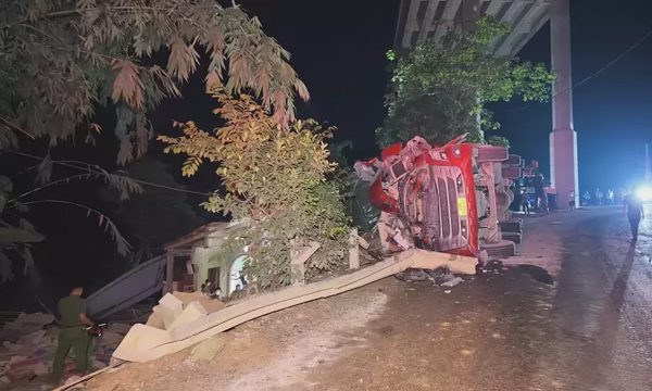 Xe đầu kéo lật đè vào nhà dân, ba người tử vong