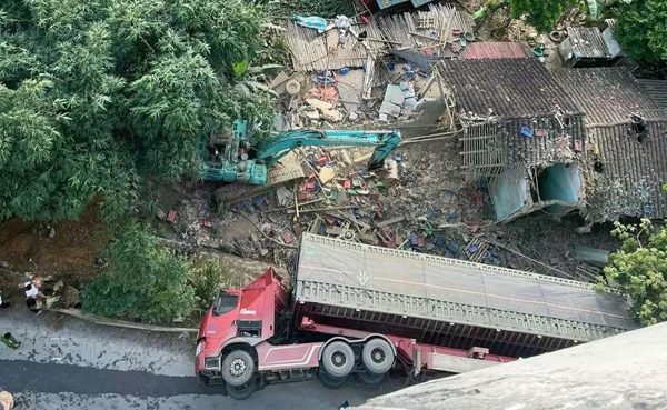 Xe đầu kéo lật ngang đè sập nhà dân ở Cao Bằng, 3 người tử vong tại chỗ