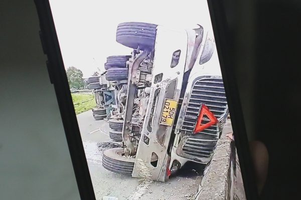 Xe đầu kéo lật ngang trên đường dẫn cao tốc TPHCM - Trung Lương