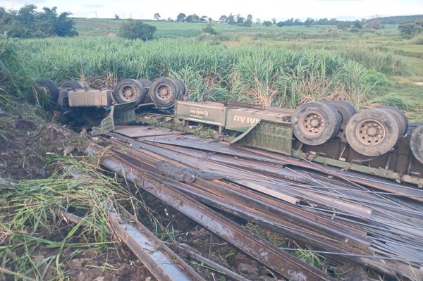 Xe đầu kéo lật ngửa trên đường Trường Sơn Đông, 2 người tử vong