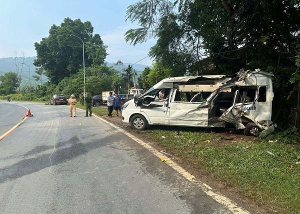 Xe đầu kéo tông ô tô khách ở Phú Thọ, 3 người thương vong