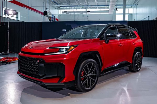 Xe điện hóa của Toyota bán chạy kỷ lục
