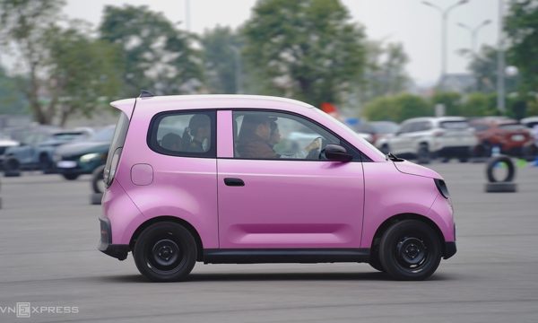 Xe điện kéo giá sàn ôtô tại Việt Nam xuống thấp chưa từng có