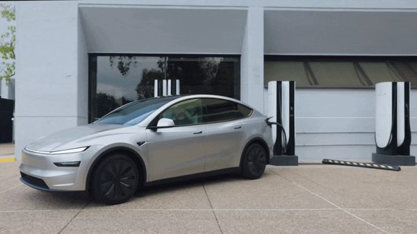 Xe điện Tesla được phép giật đứt dây sạc để thoát hiểm