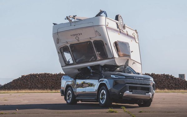 Xe điện Toyota hứng trọn chiếc caravan 760kg rơi xuống vẫn chạy bình thường