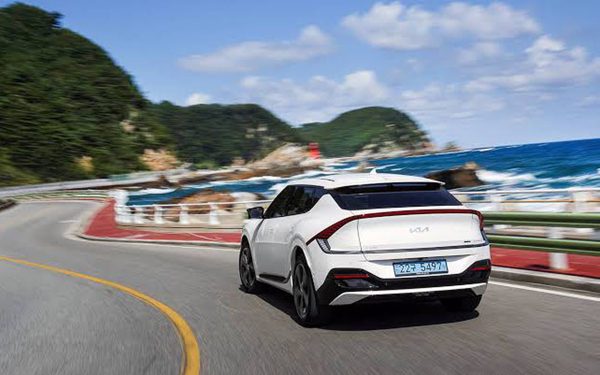 Xe điện xuống dốc có lợi thế hơn xe xăng