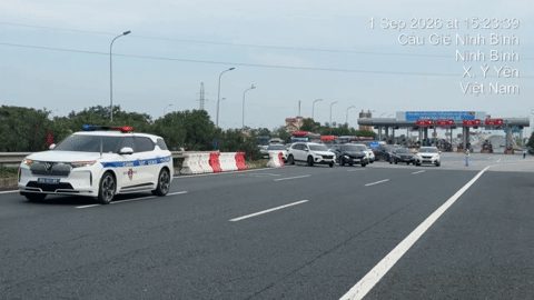 Xe dồn về Hà Nội, CSGT cho ô tô đi vào làn ngược chiều trên cao tốc