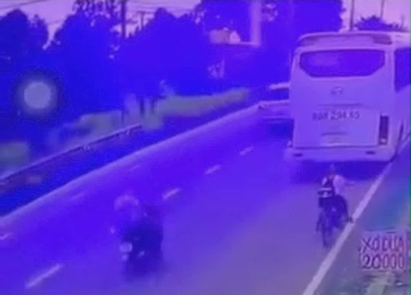 Xe đưa đón học sinh lùi cán tử vong bé 11 tuổi