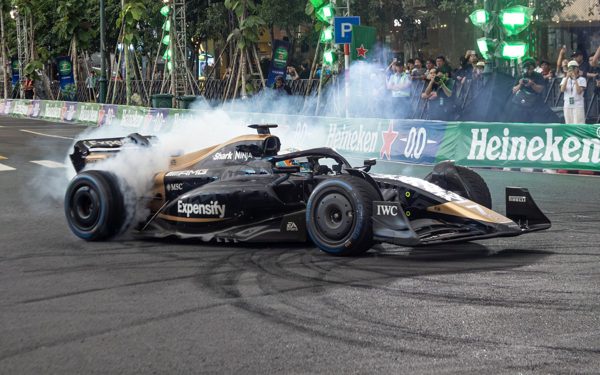 'Xe đua F1' APXGP xuất hiện ở Việt Nam, có màn đốt lốp cực cháy