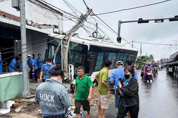 Xe đưa rước công nhân gây tai nạn liên hoàn ở Tây Ninh