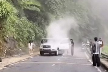 Xe Ford Everest bốc khói nghi ngút khi đi đường đèo ở Ba Vì
