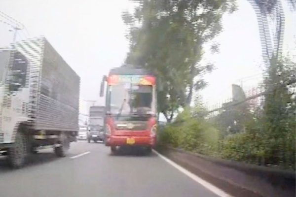 Xe giường nằm mất phanh tông liên hoàn trước chợ đầu mối Thủ Đức