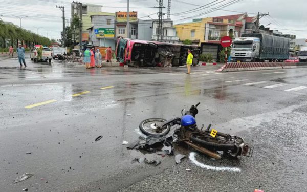 Xe giường nằm va chạm nhiều xe rồi lật nghiêng, tài xế xe máy và một hành khách chết