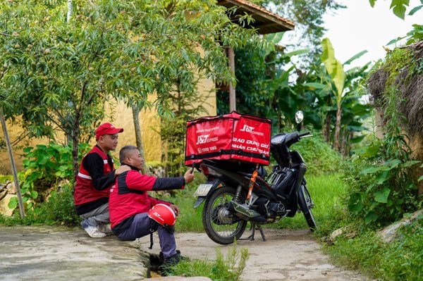Xe hỏng giữa đường, đồng nghiệp ngất xỉu: Những shipper J&T Express đã làm gì để hơn 100 đơn hàng vẫn kịp đến tay khách?