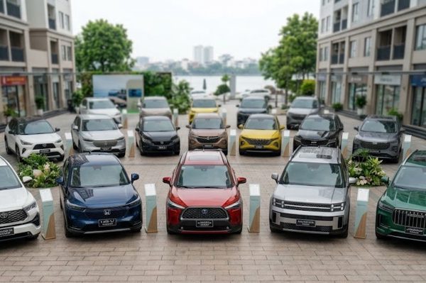 Xe hybrid ngày càng hút khách, các hãng nhanh chóng nhập cuộc đua sau Toyota