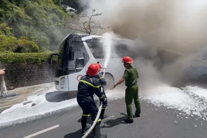 Xe khách bất ngờ bốc cháy dữ dội gần trường đại học, nhiều tiếng nổ phát ra