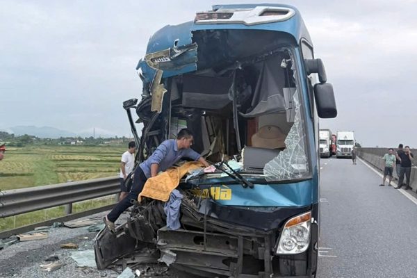 Xe khách chạy hơn 100 km/h, tông ô tô đầu kéo trên cao tốc