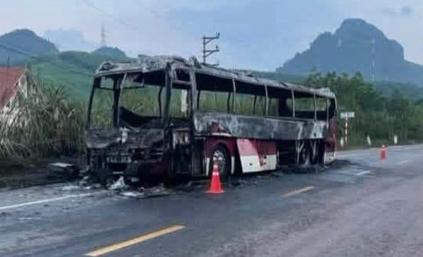 Xe khách cháy rụi ở Quảng Ninh, 23 du khách nước ngoài thoát nạn