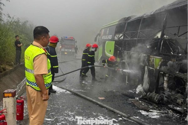 Xe khách cháy rụi tại Lào Cai